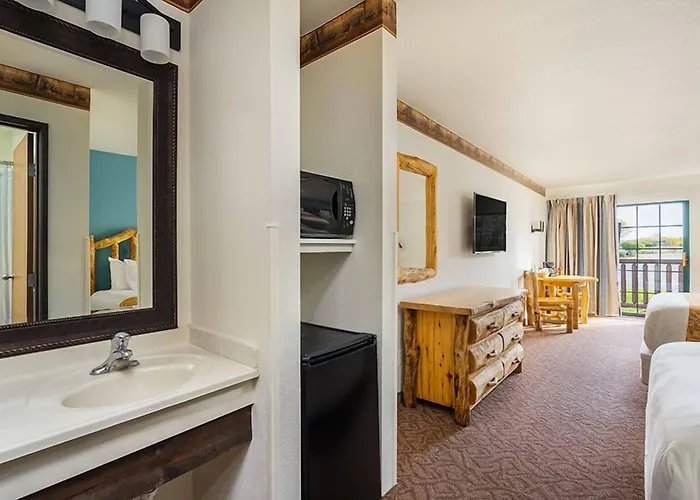 Grand Bear At Starved Rock 4*
