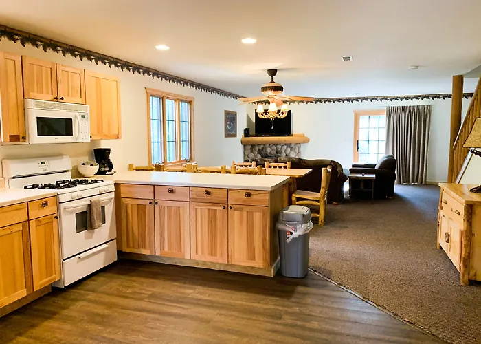 Grand Bear At Starved Rock 4* Utica