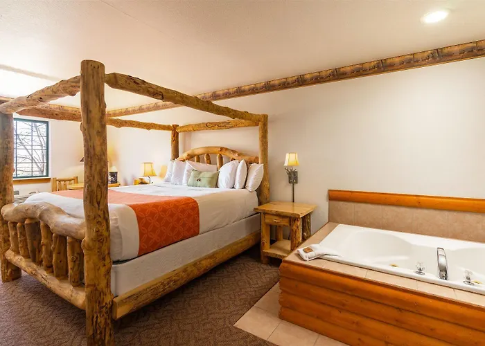 Grand Bear At Starved Rock 4*